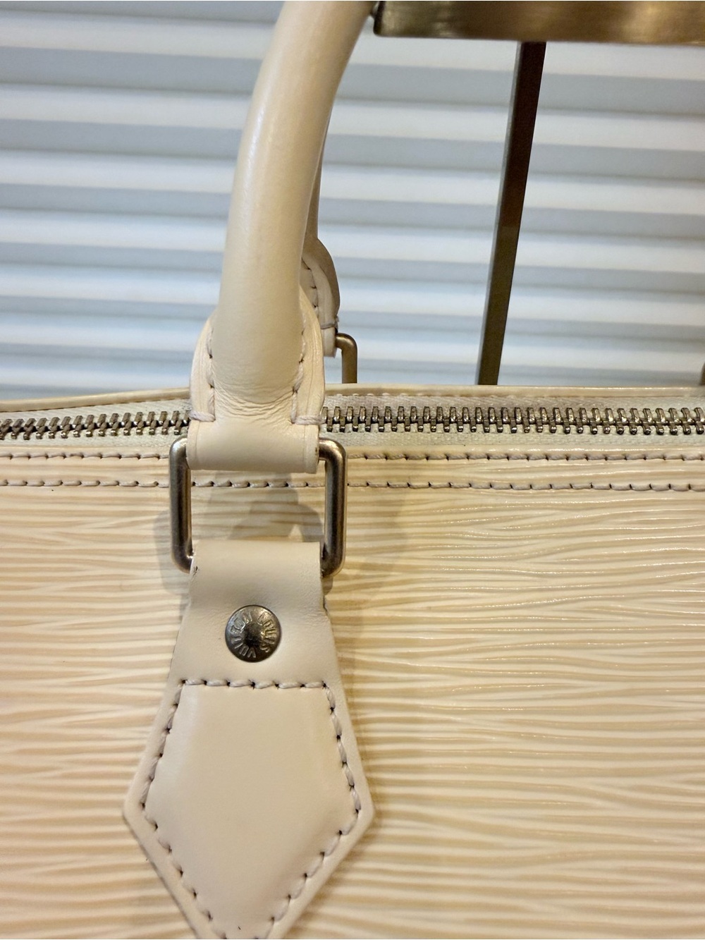 Louis Vuitton Epi Speedy 25 handbag in the color Vanilla - Picture 3 of 16